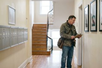 Homme d'âge moyen dans un couloir d'appartement à Nantes
